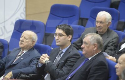 GALERIE FOTO Halatul, cît e halatul? :D » Premieră: Burleanu, criticat pentru cum a venit îmbrăcat azi la festivitate: "Este jenant"