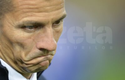 Cum a răspuns Costel Gâlcă, întrebat fiind dacă îşi simte postul în pericol în caz de necalificare: "De ce să fiu dat afară?!"