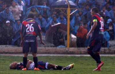 VIDEO ŞOCANT! Fotbalist a fost lovit de trăsnet la un meci din Peru » Jucătorul a ajuns în stare gravă la spital