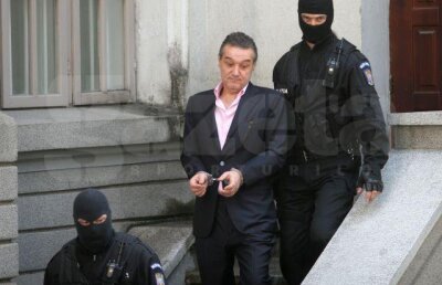 Gigi Becali s-a prezentat în faţa unei comisii, fiind acuzat că nu a scris el cartea din închisoare!