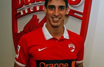 GALERIE FOTO Primele imagini cu noua achiziţie a lui Dinamo în tricoul alb-roşu » "Sînt bucuros că am ajuns la un club mare"