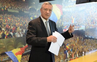 Mircea Sandu îl ironizează pe Valeriu Argăseală, dar apără Steaua: "Văd că a sărit de fund în sus şi arbitrul ăsta!" » Suma pe care a propus-o Armatei pentru ca echipa să-şi păstreze sigla