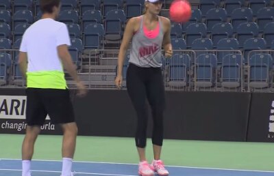 VIDEO Maria Şarapova, aşa cum n-ai mai văzut-o » Rusoaica şi-a încîntat fanii după ce a jonglat cu mingea de fotbal