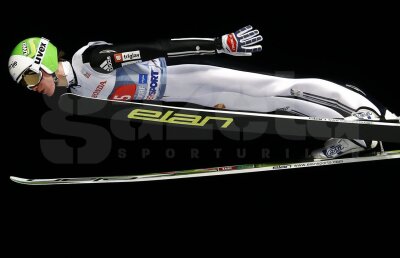 VIDEO Două recorduri mondiale în 24 de ore! Cine sînt primii doi oameni care au zburat cu schiurile mai mult de 250m