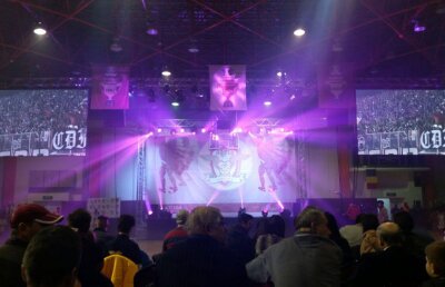 VIDEO şi FOTO Rapid şi-a prezentat lotul în sala sporturilor de la stadionul "Valentin Stănescu" » Atmosferă incendiară creată de fani