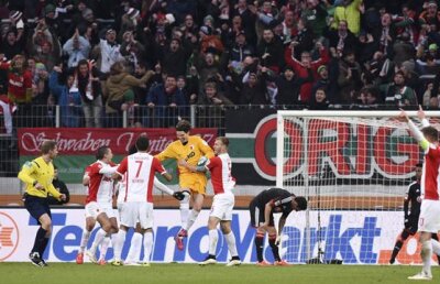 VIDEO Moment halucinant în Bundesliga » Portarul a adus egalarea în prelungiri!