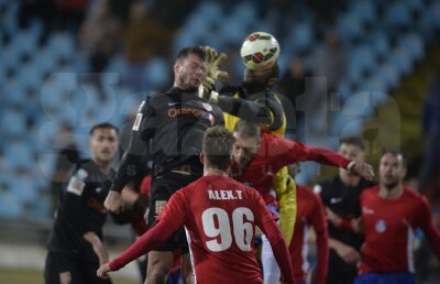 VIDEO Tibor Selymes îşi face praf portarul după golul caraghios luat cu Dinamo: "Are 3 metri şi ia un gol stupid?" :X