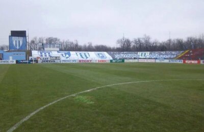 FOTO Made in Oltenia » Metodă inedită prin care organizatorii au ascuns lipsa unor porţiuni din gazonul de pe "Extensiv"