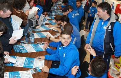 Terapie cu fanii! » Jucătorii lui Edward Iordănescu au petrecut cu suporterii înainte de meciul cu Steaua