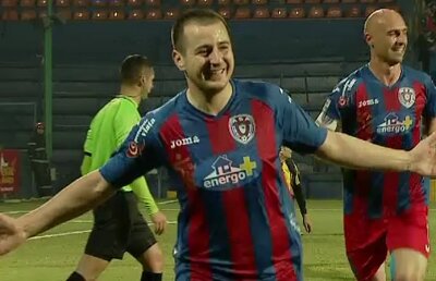 VIDEO ASA Tîrgu Mureş - FC Braşov 1-0 » Presiune pe Steaua! Roş-albaştrii sînt obligaţi să cîştige cu Ceahlăul ca să menţină diferenţa faţă de locul 2