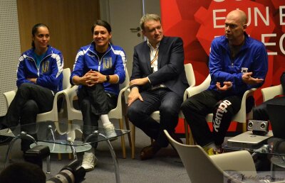 „Trofeul Carpaţi. Naţionala României de handbal se întâlneşte cu suporterii BRD”