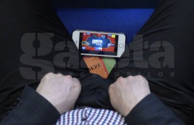 "Puiu" de la Vişina Nouă :D Momente amuzante la Adunarea Generală a FRF: Candy Crush şi gafa lui Anghel Iordănescu