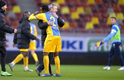 Mircea Rednic s-a ținut de glume la sfîrșitul meciului cîștigat în fața Stelei: "Sînt obișnuit să mi-o fur de ziua mea" :)