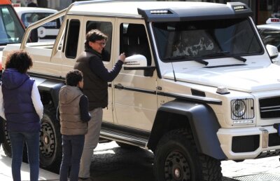 GALERIE FOTO Fratele unui fotbalist din Liga 1 a ieșit la shopping cu "tancul" lui de 500.000 de euro