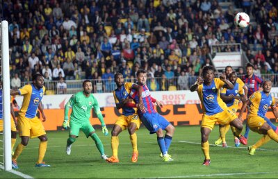 Dinamo și Pandurii vor să se întărească serios și se bat pe un jucător trecut pe la Steaua și Petrolul