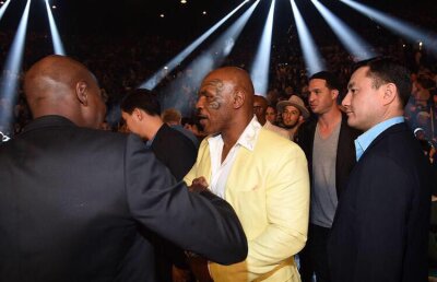 GALERIE FOTO De la Justin Bieber pînă la Michael Jordan » Paradă de staruri la Meciul Secolului