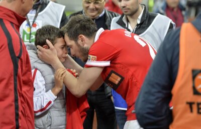 Imaginea care spune povestea tristă a "cîinilor roșii" » Puștiul care a vărsat cele mai sincere lacrimi la derby n-a văzut niciodată Dinamo bătînd Steaua