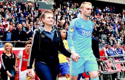 VIDEO Intrare inedită pe teren a jucătorilor lui Ajax » "Lăncierii" și-au făcut mamele să lăcrimeze de bucurie