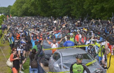 FOTO Mai mulți bicicliști decît spectatori la Liga 1! » Cursa din București a strîns mai mulți participanți decît cinci meciuri pe stadion