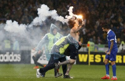 FOTO și VIDEO Nebunie la Dnipropetrovsk! Ultrașii lui Dnepr au intrat pe teren după calificarea în finala Europa League