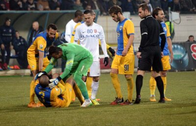 EXCLUSIV Joacă la două capete cu marile rivale » Azi negociază cu Steaua, mîine cu Dinamo!