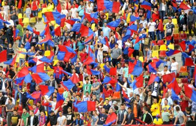 VIDEO Suporterii Stelei au comis-o » Doi dintre ei au fost surprinși în ipostaze intime în timpul imnului național