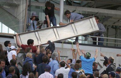 VIDEO Moment terifiant la Roland Garros » O bucată din arenă a căzut peste spectatori!