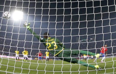 VIDEO Salvaţi de trişor » Vidal a simulat, iar arbitrul argentinian Pitana i-a dăruit penaltyul primului gol al competiţiei