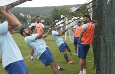 GALERIE FOTO Dan Petrescu, achizițiile și TRX-ul de camuflaj » Imagini inedite de la antrenamentul mureșenilor