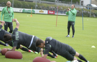 Foto Massimo » În acte, antrenor oficial! Pe teren: fotograf cu telefonul mobil