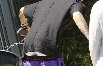 Un megastar american, cu fundul pe afară în plină stradă