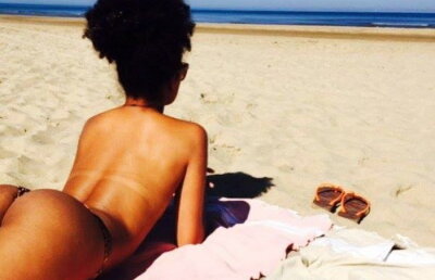 Și-a scos fundulețul la bronzat și a făcut furori!