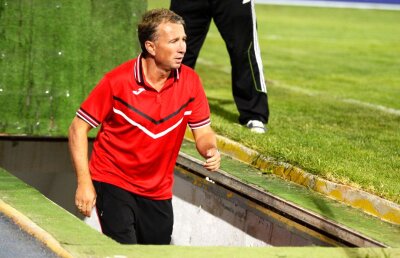 Criză de nervi a lui Dan Petrescu. Un jucător povestește: "A început să spargă lucruri prin vestiar" 
