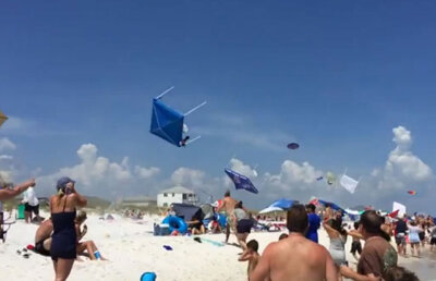 VIDEO Două avioane survolează o plajă » Efect neașteptat pentru toți turiștii :)