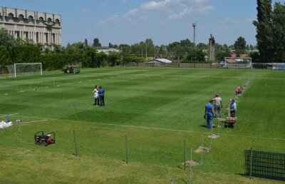 FOTO Imagini incredibile » Oțelul a pierdut jumătate din teren! Suprafața a fost îngrădită, jucătorii se antrenează înghesuiți