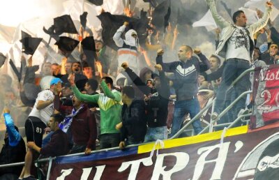 UPDATE Incidente la ProRapid! Bătaie ca-n filme între suporterii giuleșteni de la peluză și cei de la tribuna a 2-a » Un fan a fost înjunghiat 