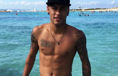 Neymar a hipnotizat toate femeile de la plaja din Ibiza
