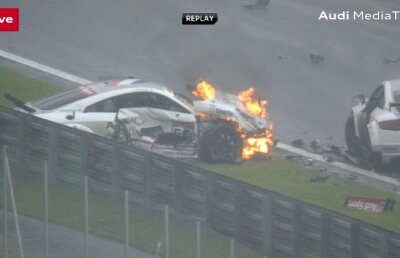 FOTO și VIDEO Accident îngrozitor! Patru mașini implicate » Una a luat foc la o cursă din Audi Sport TT Cup