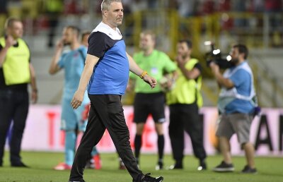Şumudică l-a luat cu asalt pe arbitrul Comănescu: "Trebuie să şi vorbeşti, pentru că astfel arbitrii vin şi îşi fac treaba!"