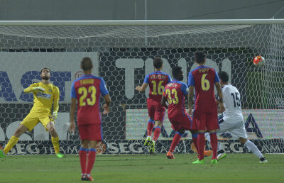 VIDEO ACS Astra Victorie! Steaua a făcut o primă repriză excelentă, însă arbitrii au oprit-o să marcheze: 0-2