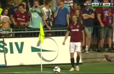 VIDEO Interzis minorilor! Fata asta s-a dezlănțuit pe stadion și a arătat TOT! Striptease spontan în mijlocul ultrașilor