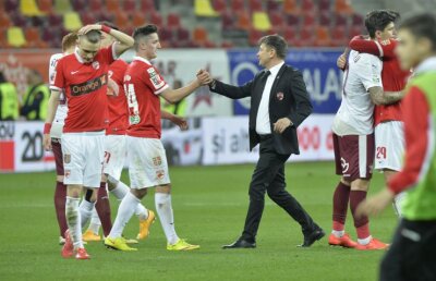 FOTO Steliștii dorm cîte doi în pat, dinamoviștii fac schimb de boxeri :) » Gestul pe care un "cîine" sigur îl va regreta