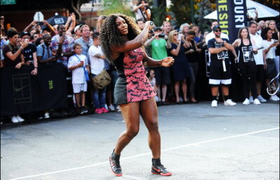 Fascinați de posteriorul Serenei! Uite cum au rămas bărbații cînd au văzut-o