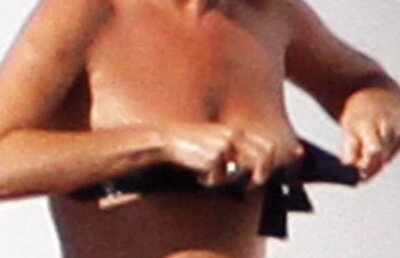 Imagini memorabile de pe plajă! O mare celebritate a rămas fără sutien