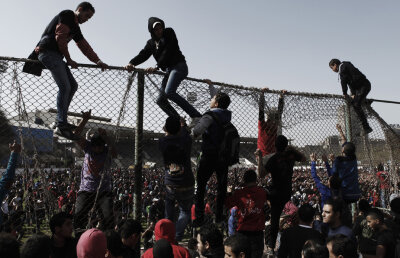 VIDEO Ce pățește un portar după ce oprește un huligan să intre pe teren