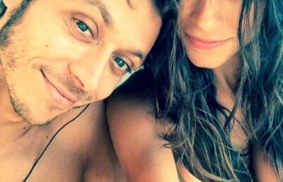 FOTO Valentino Rossi și logodnica sa au oferit o imagine amuzantă: "Iată ce se întîmplă cînd dai mîna cu Brad Pitt!" :D