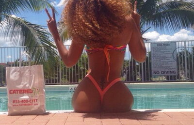 Instagram-ul "a luat foc" cînd cea mai sexy creaţă a postat imagini cu posteriorul ei!