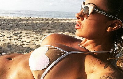 FOTO | Sînii ei stau să îi iasă din costumul de baie minuscul! Vezi care a fost cea mai hot prezență de la plajă în acest weekend