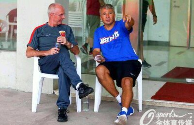 Echipa lui Dan Petrescu a învins într-un meci amical formația pregătită de Sven Goran Erikkson