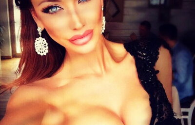 Wow, ce decolteu răvăşitor! Bianca Drăguşanu, într-o rochie fabuloasă